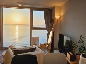 TV a/nebo společenská místnost v ubytování Beachfront view # Sunrise # Photo restaurant # Beam project #