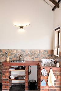 Η κουζίνα ή μικρή κουζίνα στο Pecan and Lime Inn The First Den