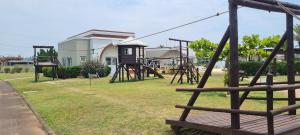 un parco con parco giochi e altalena di Casa térrea no condomínio Atlântico Villas Club! a Osório