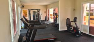 una palestra con diversi tapis roulant in una stanza di Casa térrea no condomínio Atlântico Villas Club! a Osório