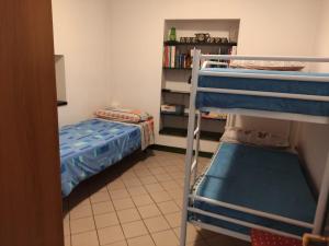 Ένα ή περισσότερα κρεβάτια σε δωμάτιο στο Chichibbio Casa Vacanza Appartamento in Centro Storico fra le montagne nel piccolo borgo di Braone