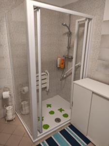 Ένα μπάνιο στο Chichibbio Casa Vacanza Appartamento in Centro Storico fra le montagne nel piccolo borgo di Braone