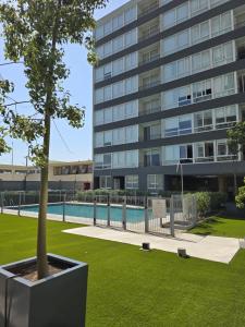 Ein Baum in einem Topf vor einem Gebäude in der Unterkunft Departamento Céntrico 2 o 3 dorm con Parckin Piscina y Wifi in Rancagua