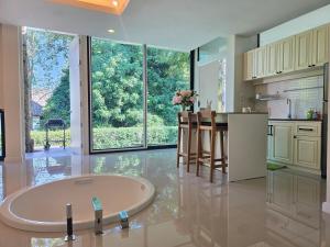 eine große Küche mit einer runden Kochinsel in der Mitte in der Unterkunft Relax home surrounded by nature near town 15 min in Chiang Mai