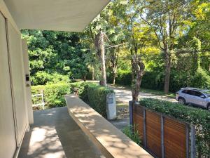 eine Veranda eines Hauses mit einem Zaun und einem Auto in der Unterkunft Relax home surrounded by nature near town 15 min in Chiang Mai + 41 Fotos