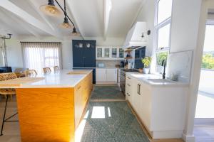 Kuchyň nebo kuchyňský kout v ubytování Dolphin Dream + 17 fotografií