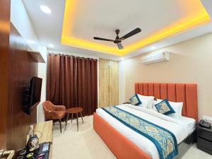 Una habitación de hotel con una cama y un televisor. en The Nuvon Residency CR Park, en Nueva Delhi