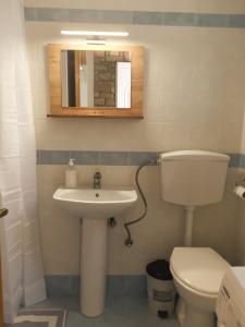 Et badeværelse på Eva's Apartments + 18 billeder