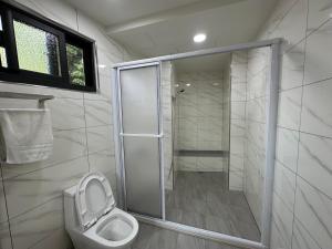 y baño con ducha y aseo. en 草莓驛站, en Dahu