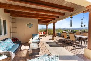 eine Terrasse mit einem Tisch und Stühlen auf einer Terrasse in der Unterkunft Star Ranch Lodging in Wickenburg
