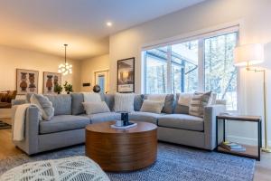 Posezení v ubytování Four Bears Chalet by Fernie Central Reservations