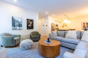 Posezení v ubytování Four Bears Chalet by Fernie Central Reservations + 36 fotografií