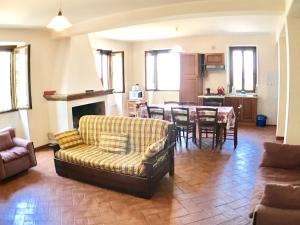 ein Wohnzimmer mit Sofa und Tisch in der Unterkunft Villa Sole Vini in the Heavenly Heart of Umbria on Top of the World sleeps 50 in Bazzano di Spoleto