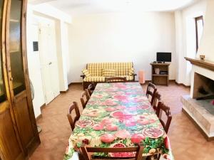 ein Esszimmer mit Tisch und Stühlen in der Unterkunft Villa Sole Vini in the Heavenly Heart of Umbria on Top of the World sleeps 50 in Bazzano di Spoleto