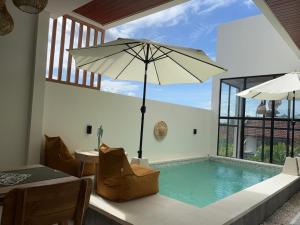 Πισίνα στο ή κοντά στο Puspa Nirwana Villa +19 φωτογραφίες