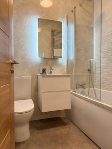 Ένα μπάνιο στο Westwood Boutique Aparthotel by Birch Stays +57 φωτογραφίες