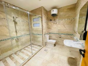 Koupelna v ubytování Desert Rose Hotel