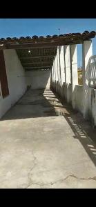 un bâtiment vide avec un toit dessus dans l'établissement Casa de Praia em praia azul pb, à Pitimbu