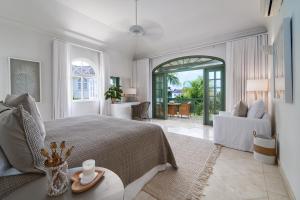 een slaapkamer met een bed en een woonkamer bij Sugar Hill - Jade Vine 3 bed villa in Saint James