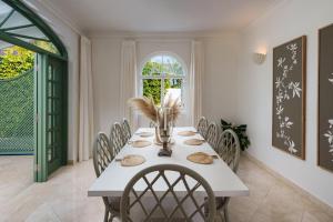 een eetkamer met een witte tafel en stoelen bij Sugar Hill - Jade Vine 3 bed villa in Saint James