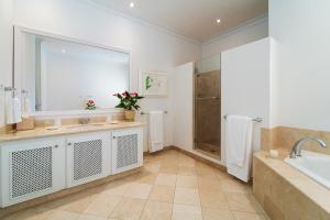 een badkamer met een bad, een wastafel en een douche bij Sugar Hill - Jade Vine 3 bed villa in Saint James