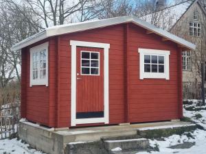 a red tiny house with a red door at Ferienhaus Istaby in Sölvesborg