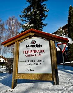 un panneau indiquant une station de ski dans la neige dans l'établissement FeWo Bergruh 922 im Ferienpark Oberallgäu, à Missen-Wilhams
