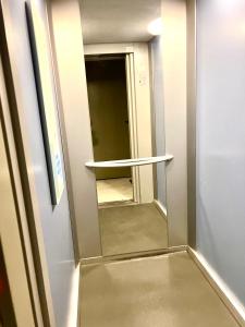 非斯prestigia fes luxury appartement的房间里有一面镜子，走廊是空的。
