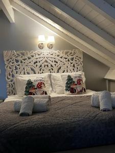 a large bed with christmas pillows on it at Oporto Platinum Loft in Porto