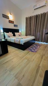 Postel nebo postele na pokoji v ubytování Garnet suites at omaxe enternity