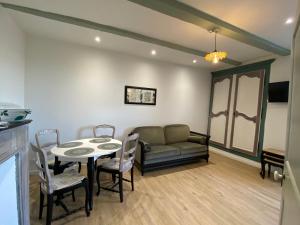 Posezení v ubytování Aux anciens remparts + 8 fotografií