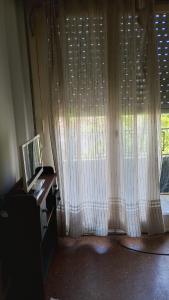 Camera con scrivania e finestra con tende di Departamento 1ambiente a metros de la playa Zona Centro a Mar del Plata