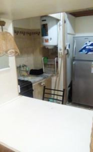 una cucina con frigorifero in acciaio inox e tavolo di Departamento 1ambiente a metros de la playa Zona Centro a Mar del Plata