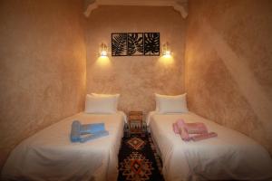 Ένα ή περισσότερα κρεβάτια σε δωμάτιο στο Dar Aicha +41 φωτογραφίες