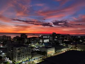 Η ανατολή ή δύση του ηλίου όπως φαίνεται από αυτό το διαμέρισμα ή από εκεί κοντά