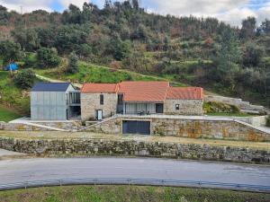 una vista aerea di una casa su una collina di Ermida Vista Douro a Baião