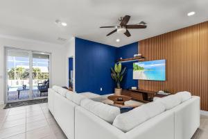 Μια τηλεόραση ή/και κέντρο ψυχαγωγίας στο Unique Paradise 5BR, KING Bed, 3BA, GYM, POOL, BBQ