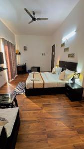 Postel nebo postele na pokoji v ubytování Garnet suites at omaxe enternity + 32 fotografií