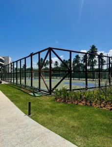 een metalen brug over het water in een park bij Flat Beach Class Verano- Praia de Muro Alto- Porto de Galinhas in Ipojuca