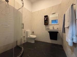 Ένα μπάνιο στο Cinnamon Mantra Ayurveda Villa +44 φωτογραφίες