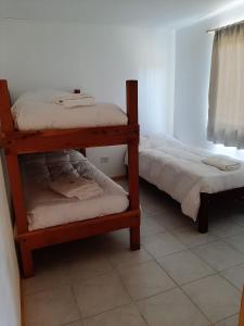 En eller flere senge i et værelse på Complejo Del Bosque