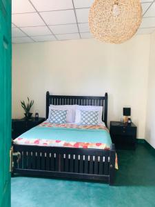 une chambre avec un lit et un lustre dans l'établissement Rathkarawwa Heights, à Haputale