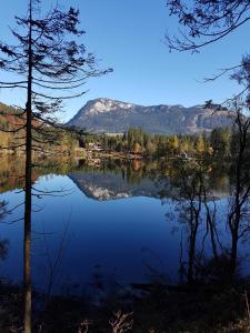 una vista de un lago con una montaña en el fondo en Haus Zink, en Pichl bei Aussee