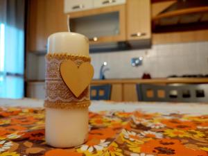 a candle with a heart on it sitting on a table at Casetta Lisa in Campegine +4 photos