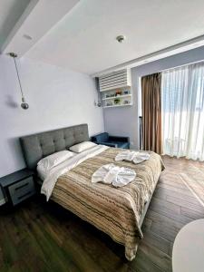 Giường trong phòng chung tại BlueSky in Alliance Palace