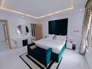 une chambre avec un grand lit et un miroir dans l'établissement Bourdillon 3 Bedroom Luxury Apartment Ikoyi - 24hr Power, Wifi, Highly Secured, à Lagos