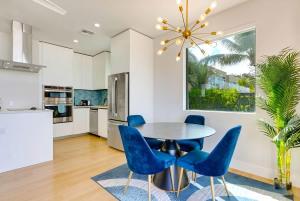 Η κουζίνα ή μικρή κουζίνα στο Silver Reef 1 Luxury 2BR Beachfront Retreat with Pool