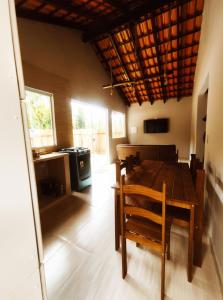 ein Esszimmer mit einem Holztisch und Stühlen in der Unterkunft Canto Sereno in Paraty