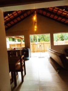 ein Wohnzimmer mit einem Tisch und einem Stuhl in einem Zimmer in der Unterkunft Canto Sereno in Paraty + 6 Fotos