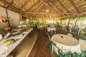 En restaurang eller annat matställe på Karahe Beach Hotel